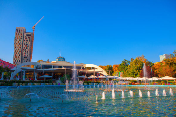 Albanien Tirana Rinia Park