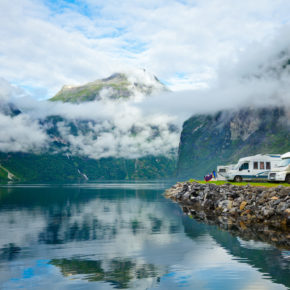 Camping in Norwegen: Infos zu Plätzen, Kosten & Anreise inkl. Platzempfehlungen