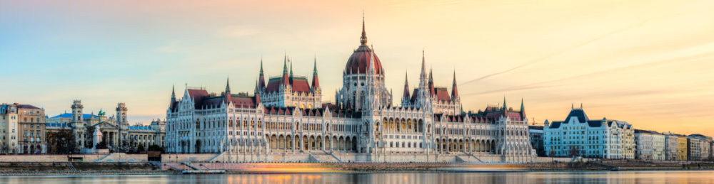 Ungarn Budapest Parlament Sonnenlicht Panorama skaliert