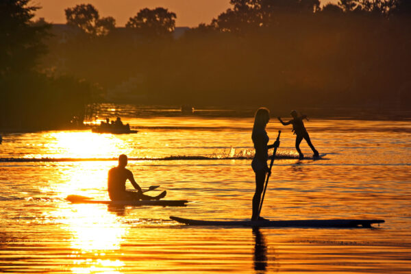deutschland berlin standuppaddling im sonnenuntergang