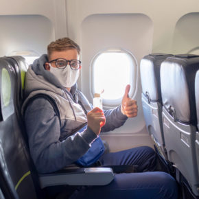 EU verkündet Ende der Maskenpflicht bei Flugreisen EU verkündet Ende der Maskenpflicht bei Flugreisen