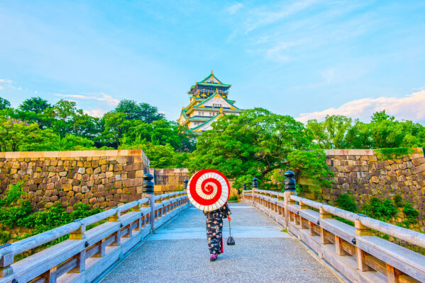 japan osaka castle frau mit schirm