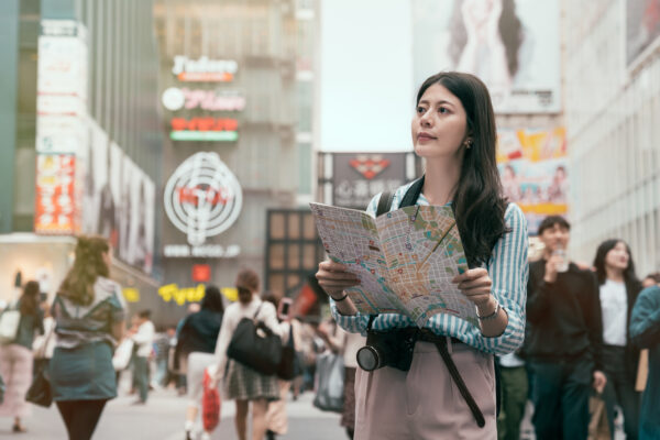 Japan Osaka Shinsaibashi Frau mit Karte