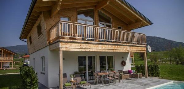 Bayern: 4 Tage Chiemgauer Alpen in luxuriösem Chalet mit Privat-Pool, Sauna & mehr ab 142€ p.P.