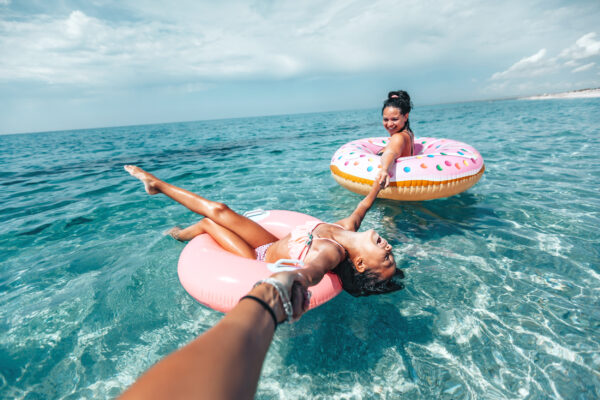 kinder im meer
