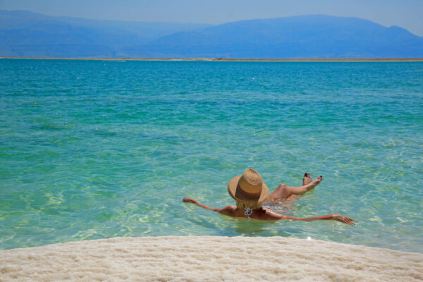 frau badet im toten meer