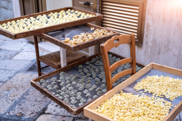 Italien Bari Pasta von Straßenstand