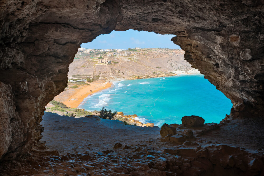 malta gozo höhle mit blick aufs meer