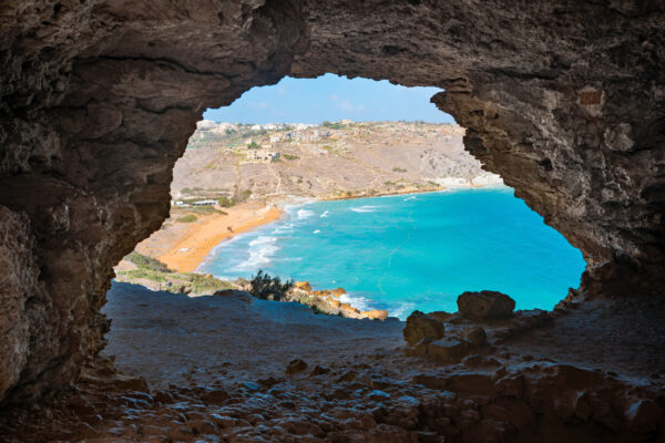 malta gozo höhle mit blick aufs meer