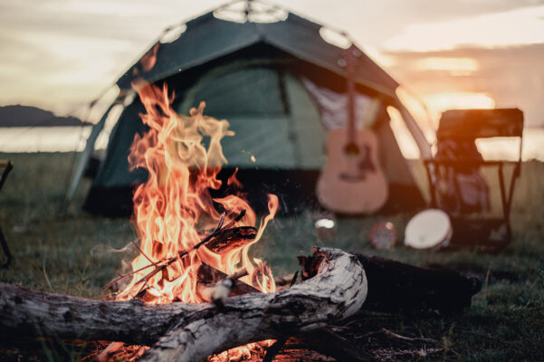 campen lagerfeuer gitarre