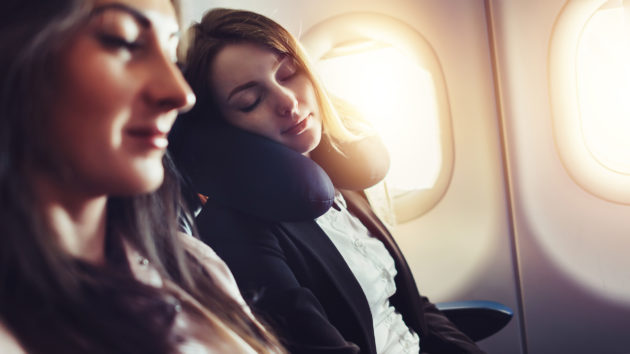 Flugzeug Frau schlafen