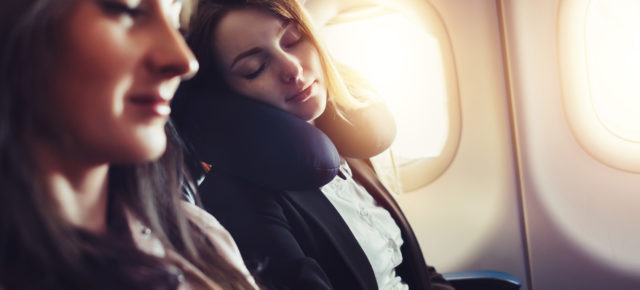 Tipps gegen Jetlag: Was Ihr bei Müdigkeit, Kopfschmerzen & Übelkeit machen könnt