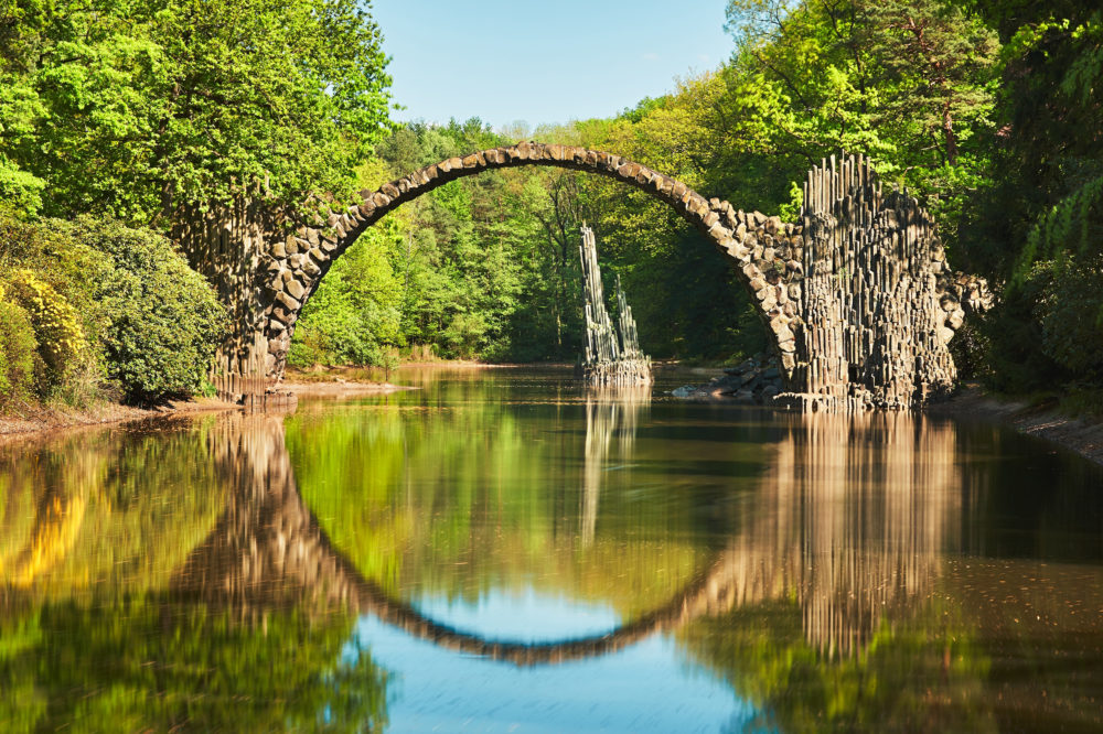 Wie aus dem Märchen: Der romantische Rakotzsee & seine Brücke