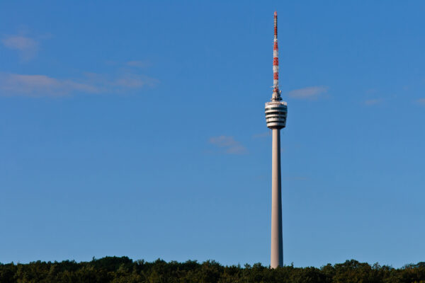 stuttgart fernsehturm vor blauem Himmel