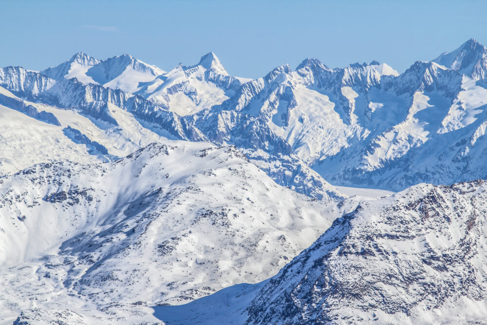 schweiz skigebiet leere berggipfel