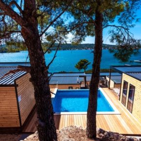 Eigene Luxus-Camping-Villa mit Pool: 4 Tage Kroatien am Wochenende mit 1x Dinner & Champagner ab 168€