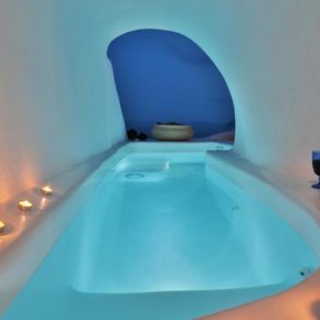 Eigene Lavahöhlen-Suite: 7 Tage Santorini in fancy Ferienwohnung mit Pool und Terrasse für 1.372€