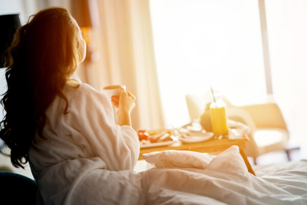 frau hotel bett