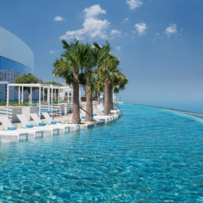 Krasser Infinitypool über Dubai: [ut f="duration"] Tage im TOP [ut f="stars"]* Beach Resort mit [ut f="board"], Direktflug, Transfer & Zug für [ut f="price"]€