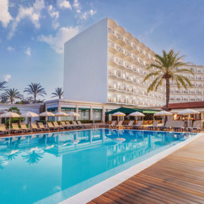 Herbsturlaub in Menorca: 1 Woche im TOP 4* Hotel mit All inclusive, Flug & Transfer nur 468€