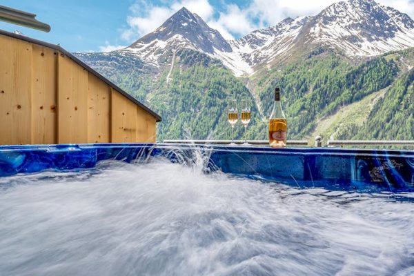 Außen-Whirlpool des Hotels Burgstein