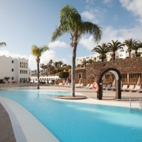 Fuerteventura: 7 Tage im 4* Hotel inkl. Halbpension, Flug & Transfer nur 528€