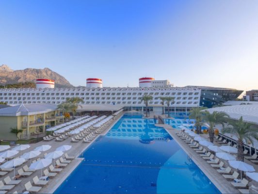 transatlantik-hotel-poolbereich
