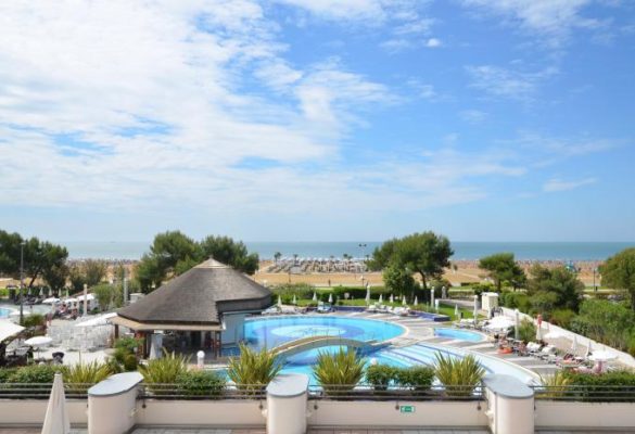 Hotels wie dieses am Spa in Italien könnt Ihr bei HOFER REISEN zum günstigen Preis buchen und Euren Strandurlaub mit gefüllter Urlaubskasse noch mehr genießen.