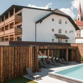Zum Pragser Wildsee nach Südtirol: 3 Tage übers Wochenende im 4* Wellnesshotel inkl. Halbpension & Extras ab 179€