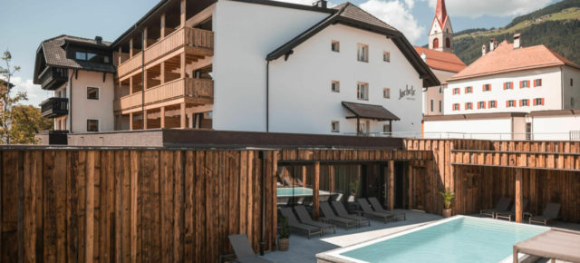 Zum Pragser Wildsee nach Südtirol: 3 Tage übers Wochenende im 4* Wellnesshotel inkl. Halbpension & Extras ab 179€