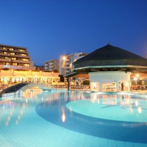 Luxus in Venetien: 3 Tage übers Wochenende im TOP 5* Strandhotel inkl. Halbpension, Spa & mehr nur 227€