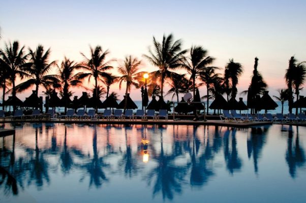 Sonnenuntergang am Pool des Hotels