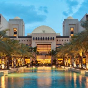 VAE Luxusurlaub: [ut f="duration"] Tage Ras Al Khaimah im TOP [ut f="stars"]* Hilton Strandresort mit [ut f="board"], Flug, Transfer & Zug für [ut f="price"]€