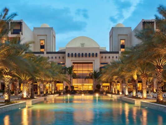 Hauptgebäude des Hilton Ras Al Khaimah Beach Resorts