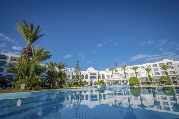 Pool mit Hauptgebäude des Mahdia Palace & Thalasso