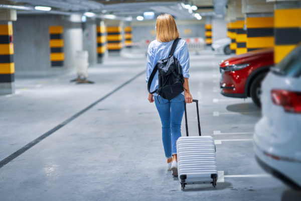 Frau Parken am Flughafen