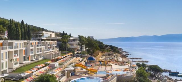 Strand Auszeit in Kroatien: 4 Tage im TOP 4* Hotel mit Infinity-Pool, Frühstück & Meerblick nur 242€