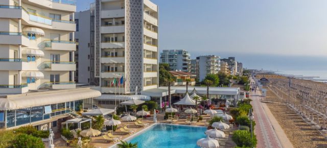 Kurzurlaub in Italien: 4 Tage nach Jesolo im sehr guten 4* Hotel mit Frühstück, Wellness & Flug nur 460€