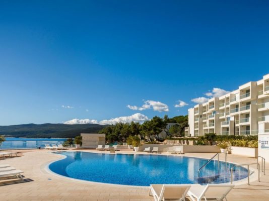 Pool des Valamar Bellevue Resorts