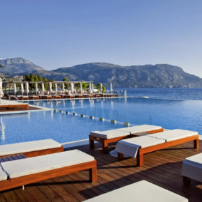 Griechenland Luxus-Kracher: [ut f="duration"] Tage Karpathos im TOP [ut f="stars"]* Hotel am Strand mit [ut f="board"], Flug, Transfer & Zug NUR [ut f="price"]€