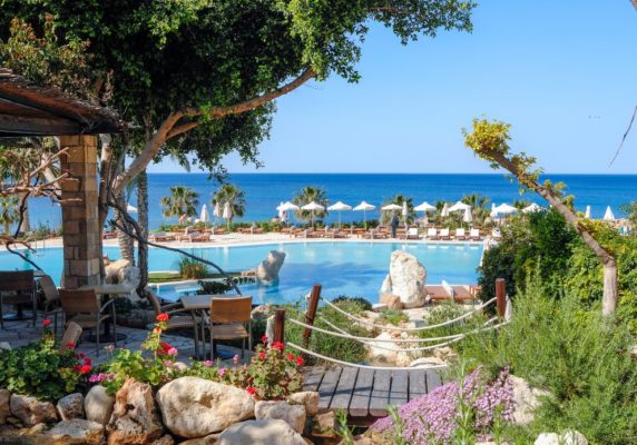 Pool des Coral Beach Hotel & Resorts mit Meerblick