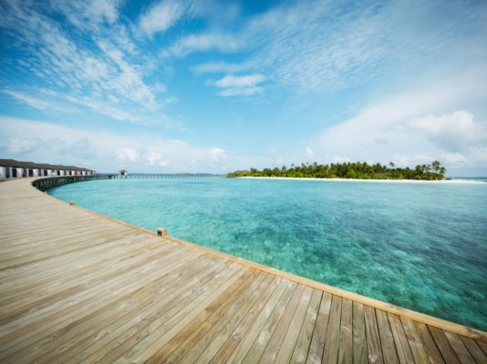 Wassersteg mit Wasserbungalows im ROBINSON NOONU