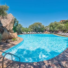 Urlaub 2025 in Italien: 8 Tage Sardinien im 4* Hotel mit Fährüberfahrt, Frühstück & Shuttle zum Strand ab 451€