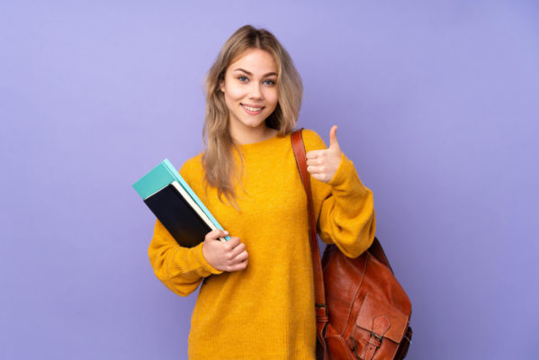 Studentin, die dank des Rabatt sparen konnte