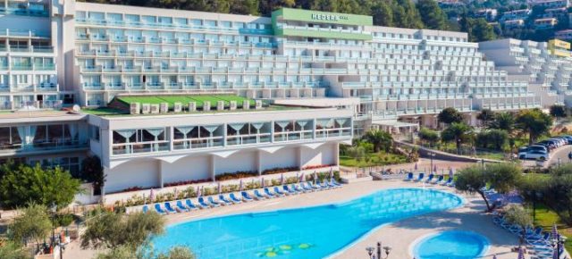 Strandurlaub in Kroatien: 4 Tage im guten 4* Resort mit Halbpension & Extras um 124€