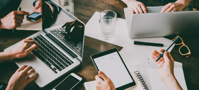 Arbeiten in der Gruppe Workation Laptop