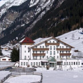 Familienurlaub im Winter: 4 Tage Österreich inkl. Hotel mit Gletscherblick und Halbpension um 215€