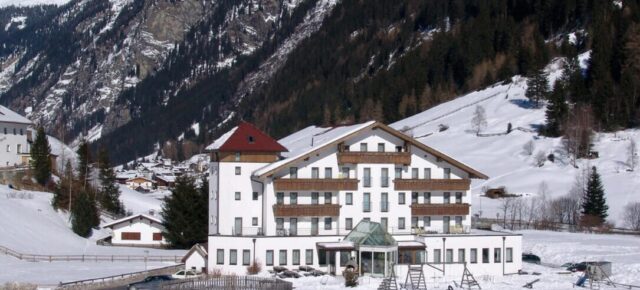 Familienurlaub im Winter: 4 Tage Österreich inkl. Hotel mit Gletscherblick und Halbpension um 215€