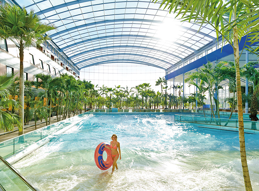 Therme Erding Wellenbad Frau mit Schwimmreifen
