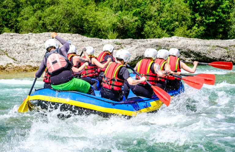 Gruppe beim Rafting in Österreich